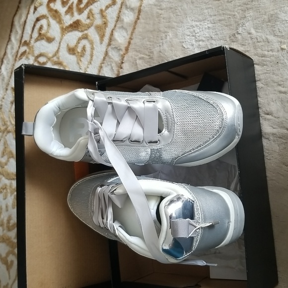 Sneakers for women - Picture 15 of 16